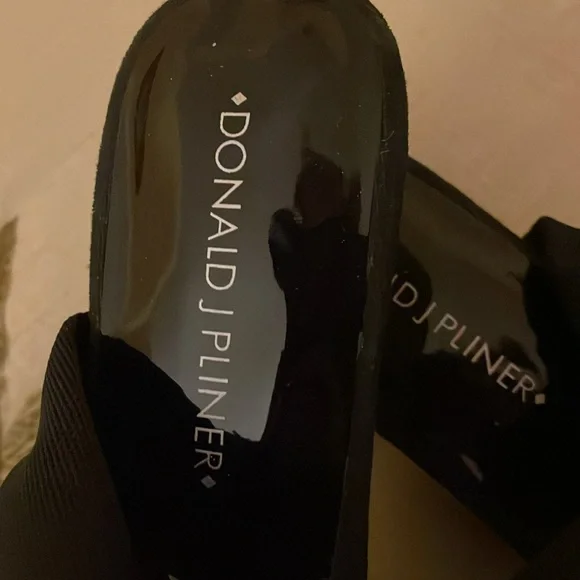 Donald J Pliner  7 1/2 M Delia  Black Sandal with Black Stone Toe Loop - Picture 3 of 6